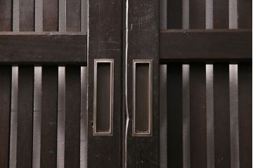 大正期の格子戸2枚をリペア&カスタム!設置場所に合わせてリサイズ。引手を取り付け。濃い茶色で着色し仕上げ。(引き戸、建具)