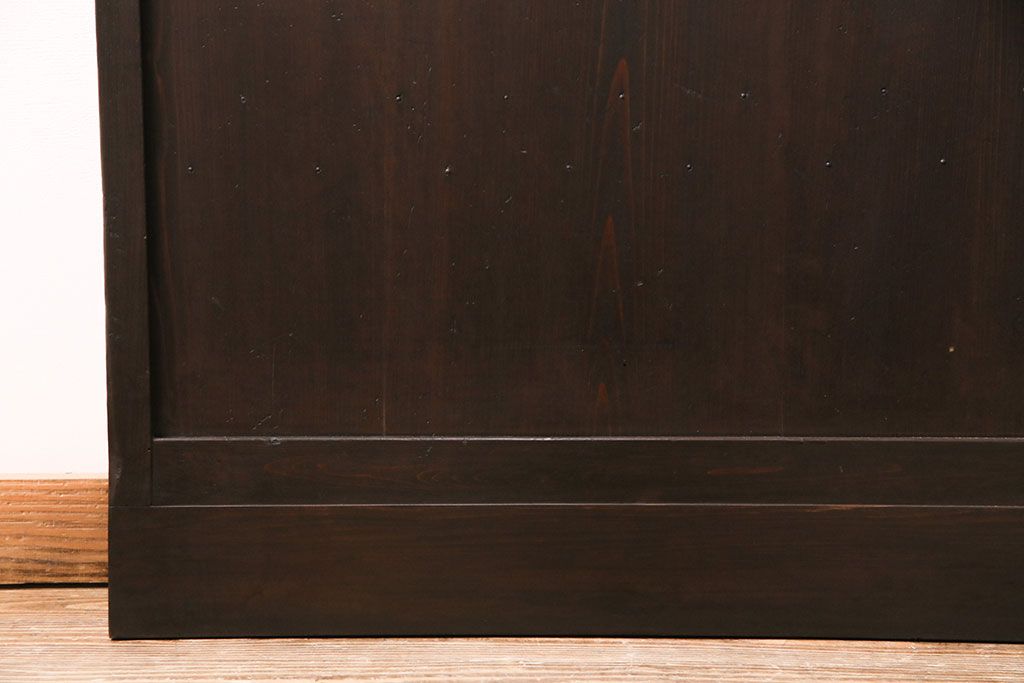 大正期の格子戸2枚をリペア&カスタム!設置場所に合わせてリサイズ。引手を取り付け。濃い茶色で着色し仕上げ。(引き戸、建具)