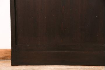 大正期の格子戸2枚をリペア&カスタム!設置場所に合わせてリサイズ。引手を取り付け。濃い茶色で着色し仕上げ。(引き戸、建具)