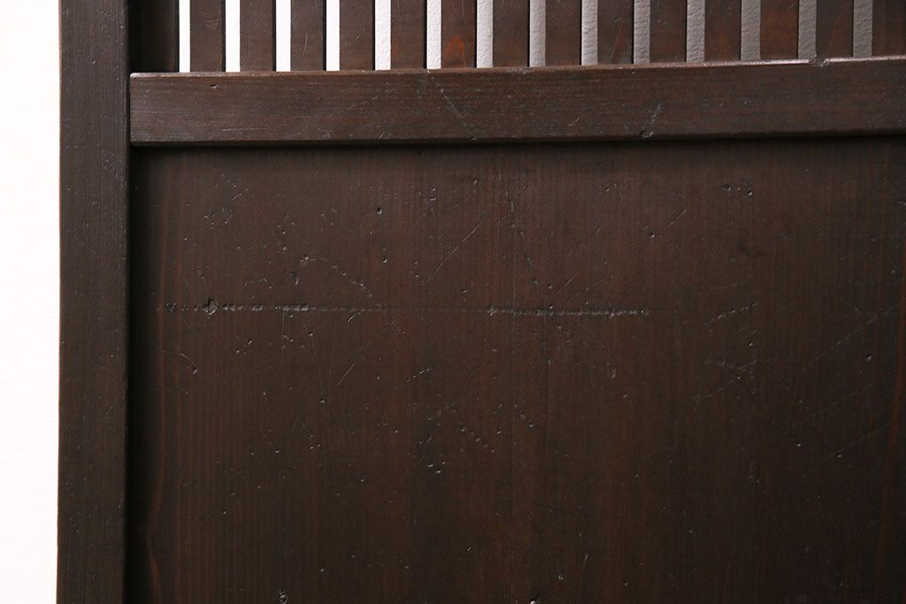 大正期の格子戸2枚をリペア&カスタム!設置場所に合わせてリサイズ。引手を取り付け。濃い茶色で着色し仕上げ。(引き戸、建具)