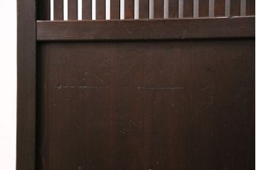 大正期の格子戸2枚をリペア&カスタム!設置場所に合わせてリサイズ。引手を取り付け。濃い茶色で着色し仕上げ。(引き戸、建具)