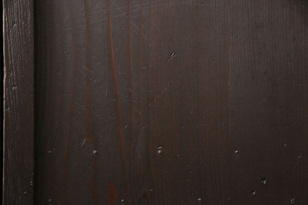 大正期の格子戸2枚をリペア&カスタム!設置場所に合わせてリサイズ。引手を取り付け。濃い茶色で着色し仕上げ。(引き戸、建具)