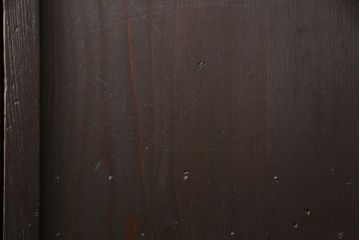 大正期の格子戸2枚をリペア&カスタム!設置場所に合わせてリサイズ。引手を取り付け。濃い茶色で着色し仕上げ。(引き戸、建具)