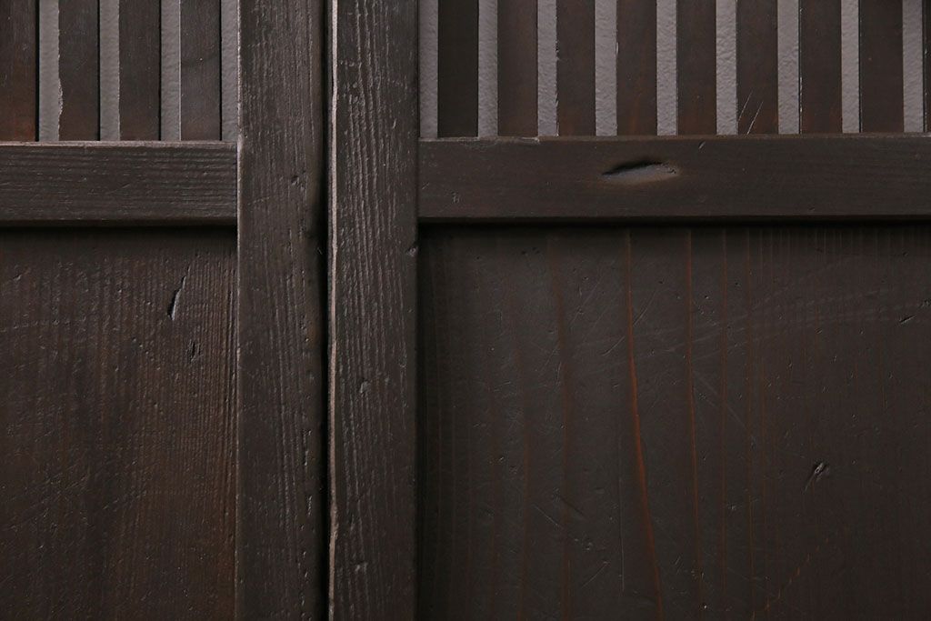 大正期の格子戸2枚をリペア&カスタム!設置場所に合わせてリサイズ。引手を取り付け。濃い茶色で着色し仕上げ。(引き戸、建具)