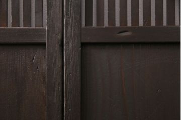 大正期の格子戸2枚をリペア&カスタム!設置場所に合わせてリサイズ。引手を取り付け。濃い茶色で着色し仕上げ。(引き戸、建具)