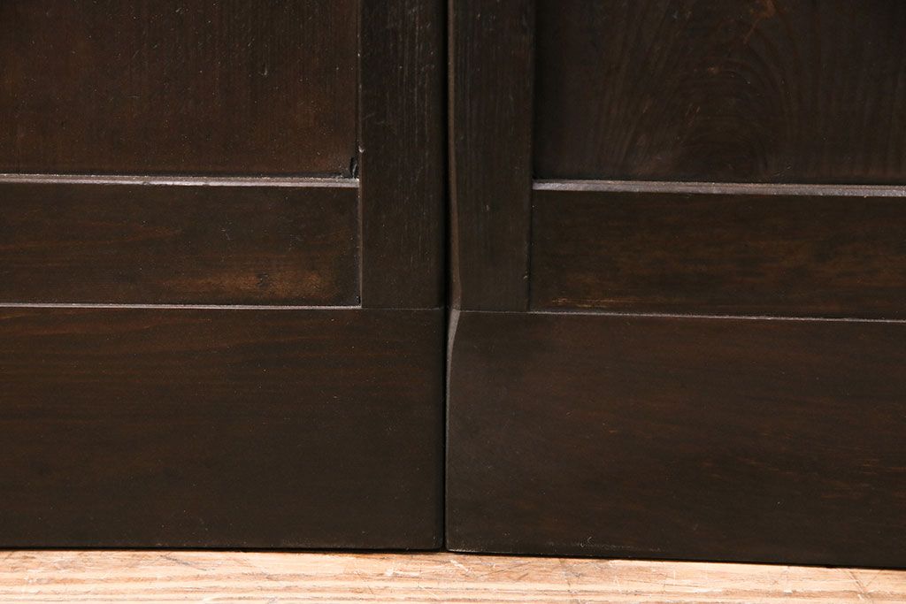 大正期の格子戸2枚をリペア&カスタム!設置場所に合わせてリサイズ。引手を取り付け。濃い茶色で着色し仕上げ。(引き戸、建具)