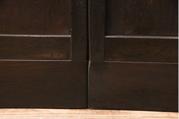 大正期の格子戸2枚をリペア&カスタム!設置場所に合わせてリサイズ。引手を取り付け。濃い茶色で着色し仕上げ。(引き戸、建具)