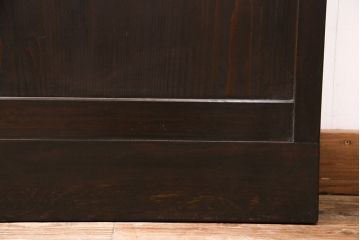 大正期の格子戸2枚をリペア&カスタム!設置場所に合わせてリサイズ。引手を取り付け。濃い茶色で着色し仕上げ。(引き戸、建具)