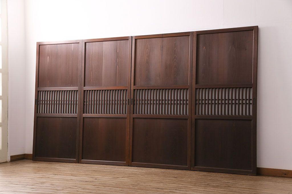 格子帯戸4枚をリペア&カスタム!それぞれの設置場所に合わせてリサイズ。引き手、戸車を取り付け。格子部にスリガラスを入れ込み。ライトブランで着色し仕上げ。(引き戸、建具)