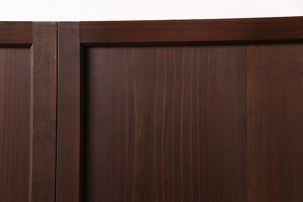 格子帯戸4枚をリペア&カスタム!それぞれの設置場所に合わせてリサイズ。引き手、戸車を取り付け。格子部にスリガラスを入れ込み。ライトブランで着色し仕上げ。(引き戸、建具)