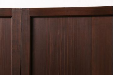 格子帯戸4枚をリペア&カスタム!それぞれの設置場所に合わせてリサイズ。引き手、戸車を取り付け。格子部にスリガラスを入れ込み。ライトブランで着色し仕上げ。(引き戸、建具)