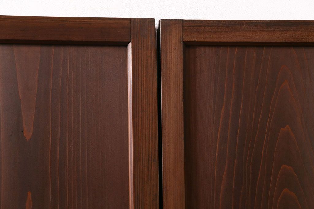 格子帯戸4枚をリペア&カスタム!それぞれの設置場所に合わせてリサイズ。引き手、戸車を取り付け。格子部にスリガラスを入れ込み。ライトブランで着色し仕上げ。(引き戸、建具)