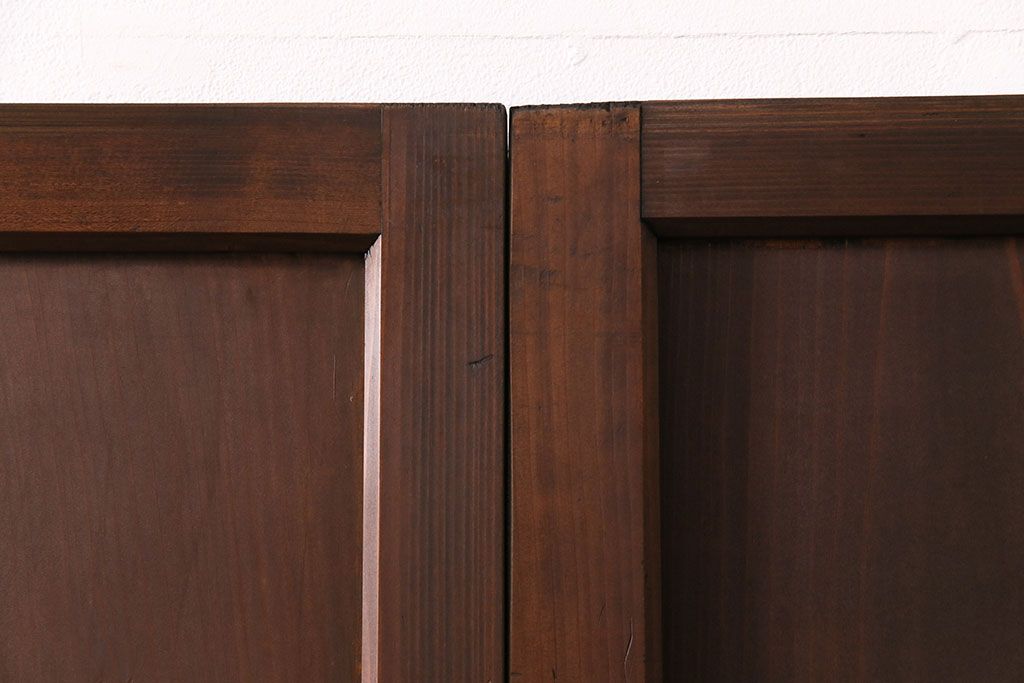 格子帯戸4枚をリペア&カスタム!それぞれの設置場所に合わせてリサイズ。引き手、戸車を取り付け。格子部にスリガラスを入れ込み。ライトブランで着色し仕上げ。(引き戸、建具)