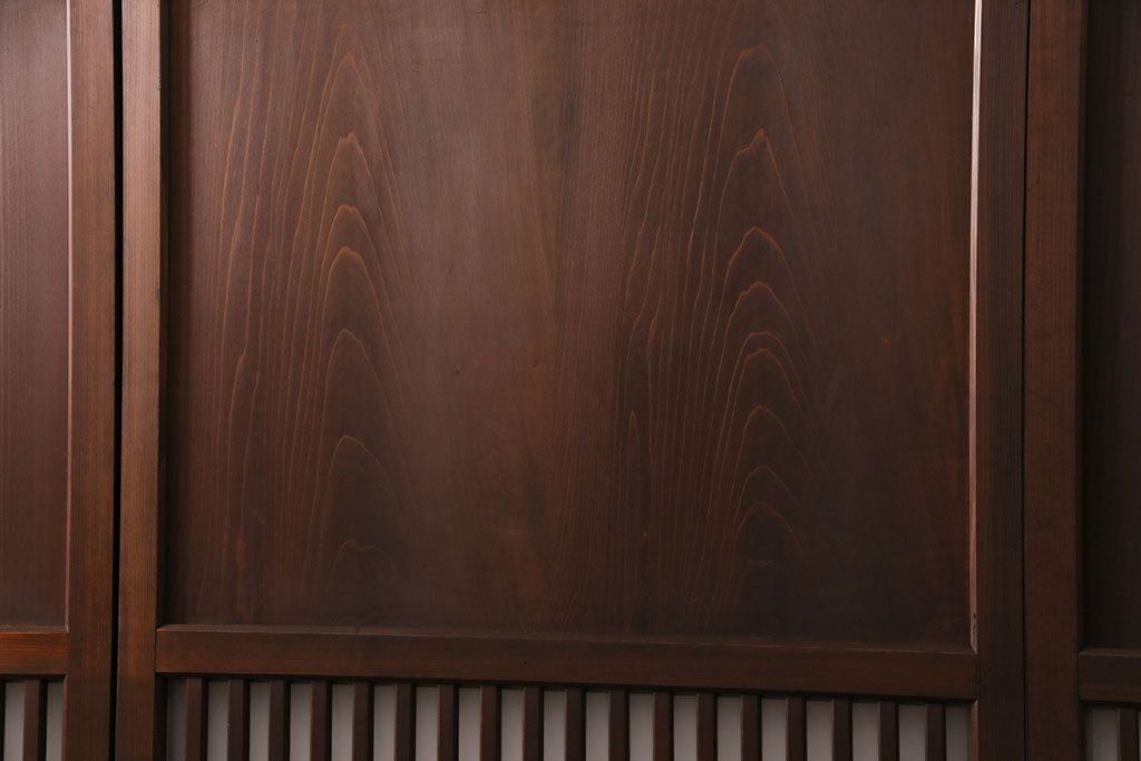 格子帯戸4枚をリペア&カスタム!それぞれの設置場所に合わせてリサイズ。引き手、戸車を取り付け。格子部にスリガラスを入れ込み。ライトブランで着色し仕上げ。(引き戸、建具)