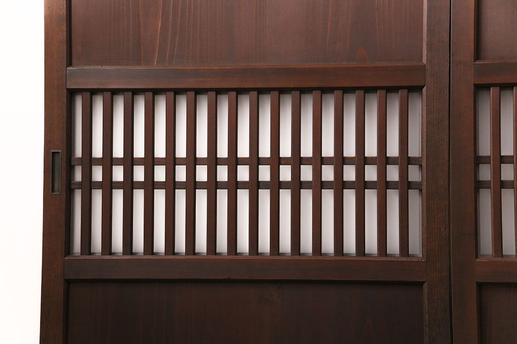 格子帯戸4枚をリペア&カスタム!それぞれの設置場所に合わせてリサイズ。引き手、戸車を取り付け。格子部にスリガラスを入れ込み。ライトブランで着色し仕上げ。(引き戸、建具)