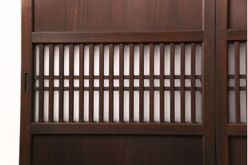 格子帯戸4枚をリペア&カスタム!それぞれの設置場所に合わせてリサイズ。引き手、戸車を取り付け。格子部にスリガラスを入れ込み。ライトブランで着色し仕上げ。(引き戸、建具)