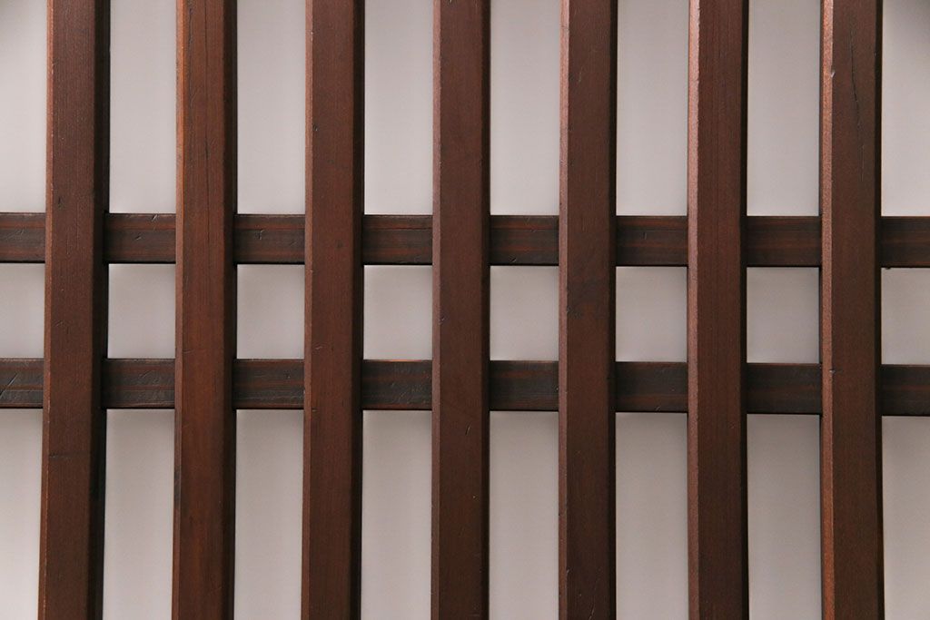 格子帯戸4枚をリペア&カスタム!それぞれの設置場所に合わせてリサイズ。引き手、戸車を取り付け。格子部にスリガラスを入れ込み。ライトブランで着色し仕上げ。(引き戸、建具)