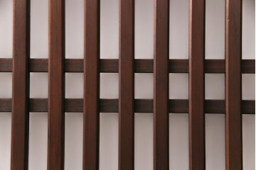 格子帯戸4枚をリペア&カスタム!それぞれの設置場所に合わせてリサイズ。引き手、戸車を取り付け。格子部にスリガラスを入れ込み。ライトブランで着色し仕上げ。(引き戸、建具)