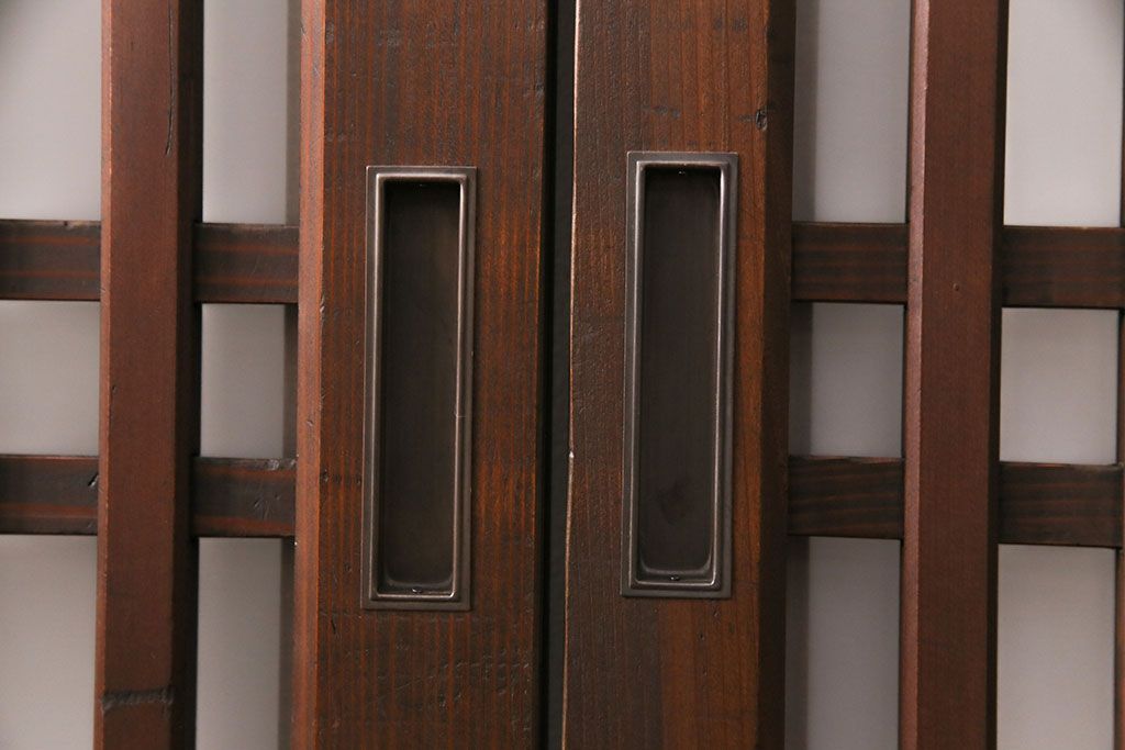 格子帯戸4枚をリペア&カスタム!それぞれの設置場所に合わせてリサイズ。引き手、戸車を取り付け。格子部にスリガラスを入れ込み。ライトブランで着色し仕上げ。(引き戸、建具)