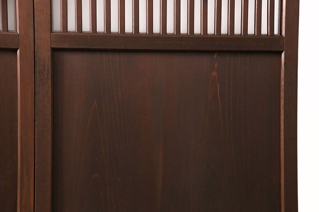 格子帯戸4枚をリペア&カスタム!それぞれの設置場所に合わせてリサイズ。引き手、戸車を取り付け。格子部にスリガラスを入れ込み。ライトブランで着色し仕上げ。(引き戸、建具)