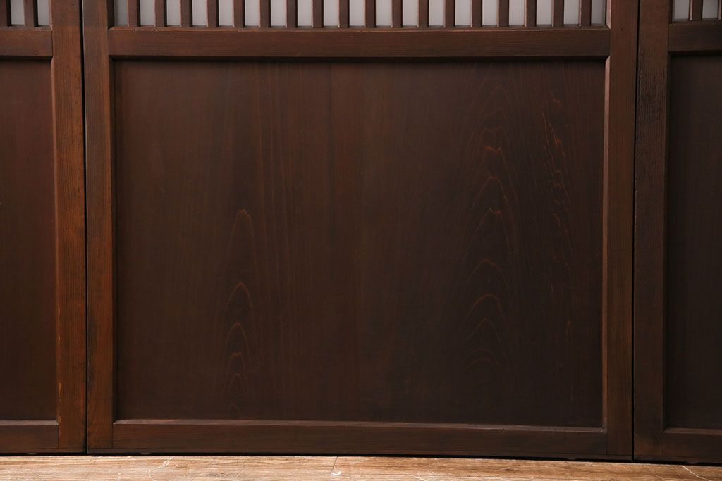 格子帯戸4枚をリペア&カスタム!それぞれの設置場所に合わせてリサイズ。引き手、戸車を取り付け。格子部にスリガラスを入れ込み。ライトブランで着色し仕上げ。(引き戸、建具)