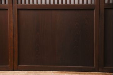 格子帯戸4枚をリペア&カスタム!それぞれの設置場所に合わせてリサイズ。引き手、戸車を取り付け。格子部にスリガラスを入れ込み。ライトブランで着色し仕上げ。(引き戸、建具)