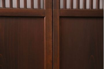 格子帯戸4枚をリペア&カスタム!それぞれの設置場所に合わせてリサイズ。引き手、戸車を取り付け。格子部にスリガラスを入れ込み。ライトブランで着色し仕上げ。(引き戸、建具)