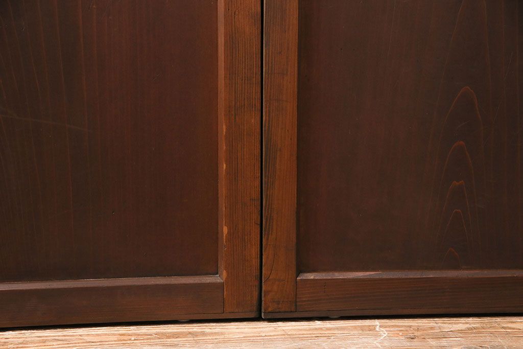 格子帯戸4枚をリペア&カスタム!それぞれの設置場所に合わせてリサイズ。引き手、戸車を取り付け。格子部にスリガラスを入れ込み。ライトブランで着色し仕上げ。(引き戸、建具)