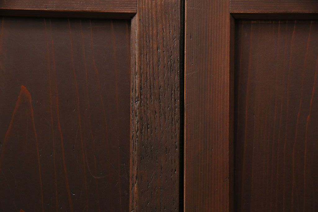 格子帯戸4枚をリペア&カスタム!それぞれの設置場所に合わせてリサイズ。引き手、戸車を取り付け。格子部にスリガラスを入れ込み。ライトブランで着色し仕上げ。(引き戸、建具)