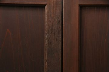 格子帯戸4枚をリペア&カスタム!それぞれの設置場所に合わせてリサイズ。引き手、戸車を取り付け。格子部にスリガラスを入れ込み。ライトブランで着色し仕上げ。(引き戸、建具)