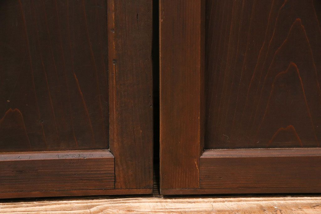 格子帯戸4枚をリペア&カスタム!それぞれの設置場所に合わせてリサイズ。引き手、戸車を取り付け。格子部にスリガラスを入れ込み。ライトブランで着色し仕上げ。(引き戸、建具)