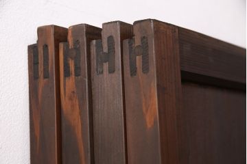 格子帯戸4枚をリペア&カスタム!それぞれの設置場所に合わせてリサイズ。引き手、戸車を取り付け。格子部にスリガラスを入れ込み。ライトブランで着色し仕上げ。(引き戸、建具)