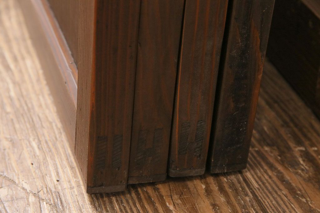 格子帯戸4枚をリペア&カスタム!それぞれの設置場所に合わせてリサイズ。引き手、戸車を取り付け。格子部にスリガラスを入れ込み。ライトブランで着色し仕上げ。(引き戸、建具)