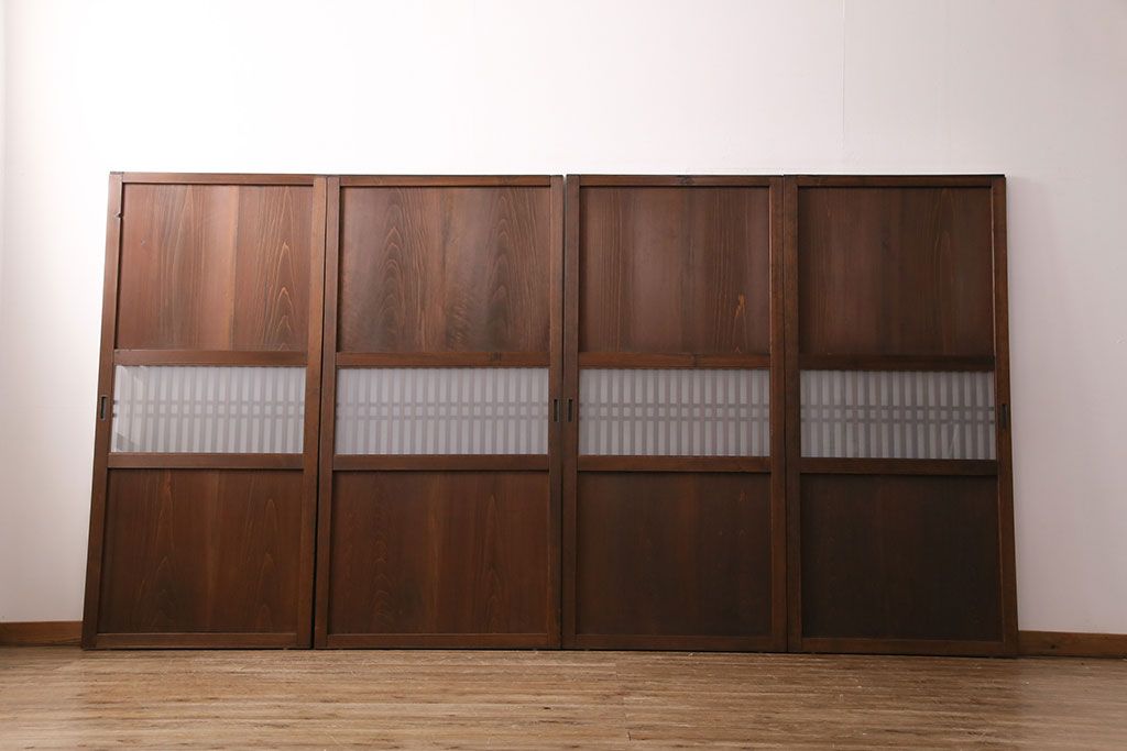 格子帯戸4枚をリペア&カスタム!それぞれの設置場所に合わせてリサイズ。引き手、戸車を取り付け。格子部にスリガラスを入れ込み。ライトブランで着色し仕上げ。(引き戸、建具)