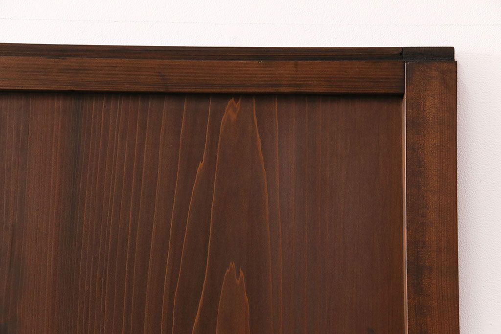 格子帯戸4枚をリペア&カスタム!それぞれの設置場所に合わせてリサイズ。引き手、戸車を取り付け。格子部にスリガラスを入れ込み。ライトブランで着色し仕上げ。(引き戸、建具)