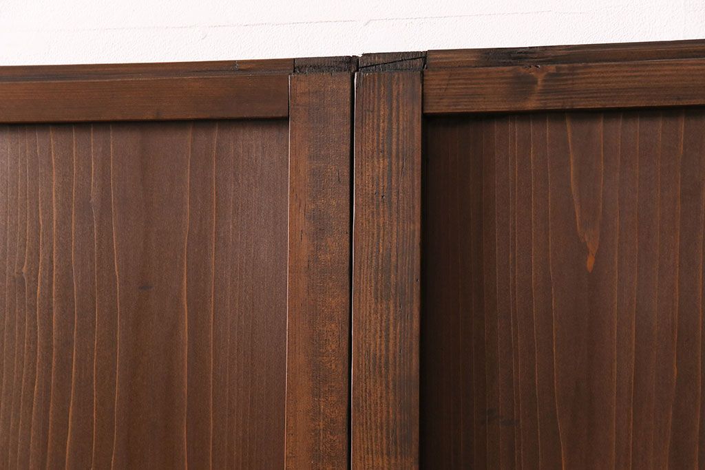 格子帯戸4枚をリペア&カスタム!それぞれの設置場所に合わせてリサイズ。引き手、戸車を取り付け。格子部にスリガラスを入れ込み。ライトブランで着色し仕上げ。(引き戸、建具)