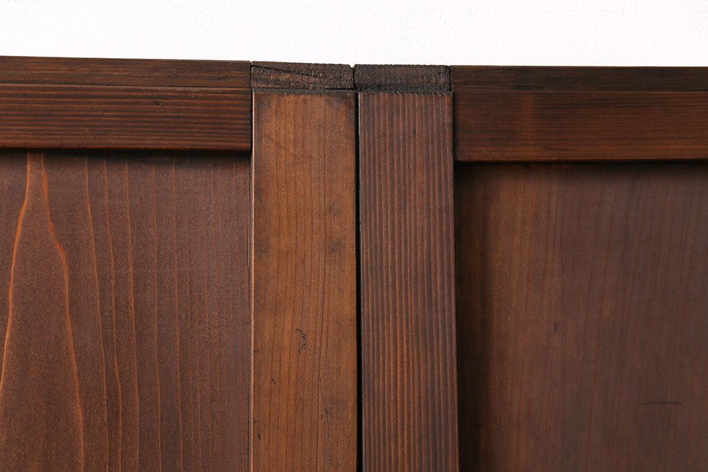 格子帯戸4枚をリペア&カスタム!それぞれの設置場所に合わせてリサイズ。引き手、戸車を取り付け。格子部にスリガラスを入れ込み。ライトブランで着色し仕上げ。(引き戸、建具)