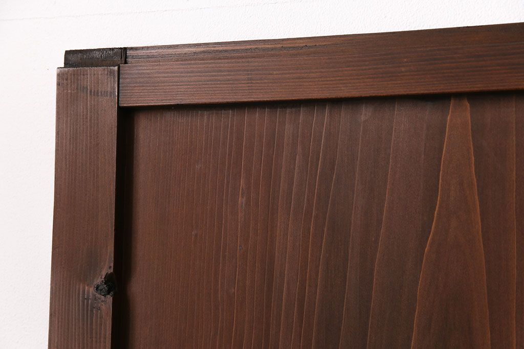 格子帯戸4枚をリペア&カスタム!それぞれの設置場所に合わせてリサイズ。引き手、戸車を取り付け。格子部にスリガラスを入れ込み。ライトブランで着色し仕上げ。(引き戸、建具)