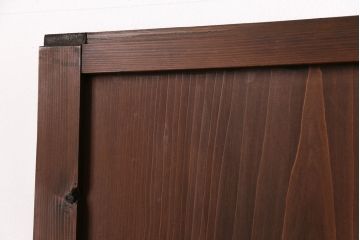 格子帯戸4枚をリペア&カスタム!それぞれの設置場所に合わせてリサイズ。引き手、戸車を取り付け。格子部にスリガラスを入れ込み。ライトブランで着色し仕上げ。(引き戸、建具)