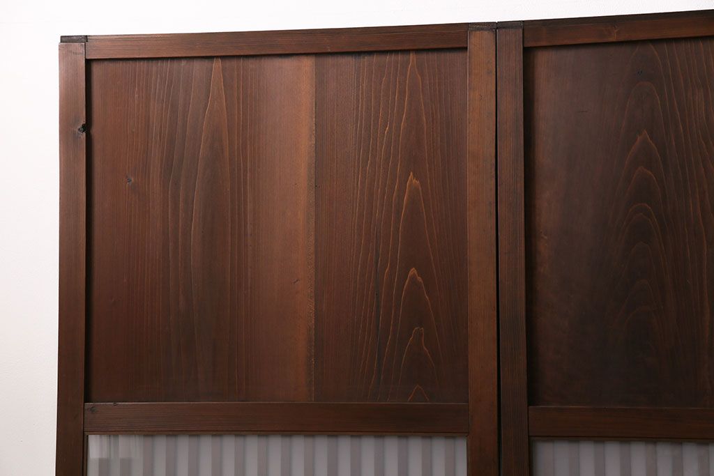 格子帯戸4枚をリペア&カスタム!それぞれの設置場所に合わせてリサイズ。引き手、戸車を取り付け。格子部にスリガラスを入れ込み。ライトブランで着色し仕上げ。(引き戸、建具)