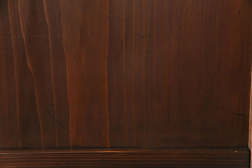 格子帯戸4枚をリペア&カスタム!それぞれの設置場所に合わせてリサイズ。引き手、戸車を取り付け。格子部にスリガラスを入れ込み。ライトブランで着色し仕上げ。(引き戸、建具)