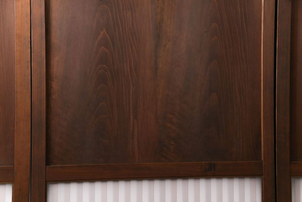 格子帯戸4枚をリペア&カスタム!それぞれの設置場所に合わせてリサイズ。引き手、戸車を取り付け。格子部にスリガラスを入れ込み。ライトブランで着色し仕上げ。(引き戸、建具)