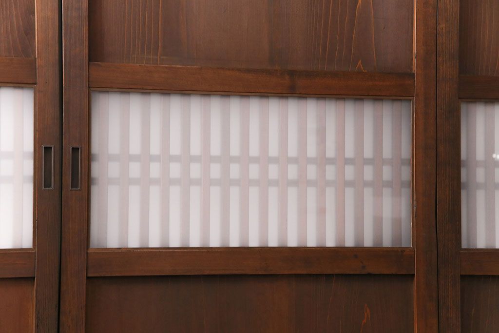 格子帯戸4枚をリペア&カスタム!それぞれの設置場所に合わせてリサイズ。引き手、戸車を取り付け。格子部にスリガラスを入れ込み。ライトブランで着色し仕上げ。(引き戸、建具)