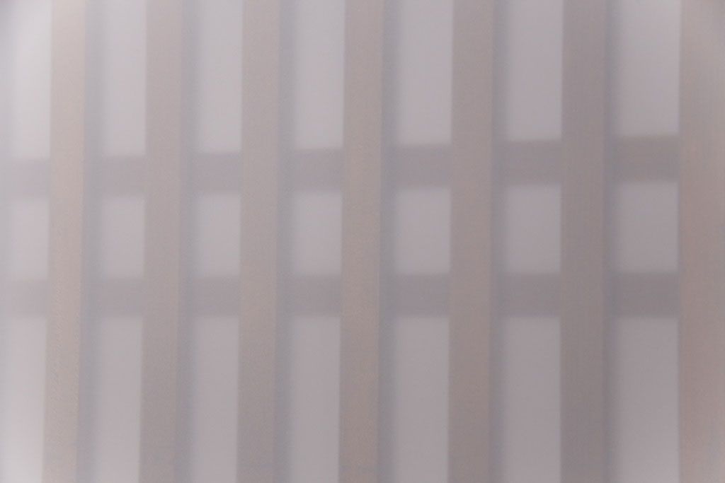 格子帯戸4枚をリペア&カスタム!それぞれの設置場所に合わせてリサイズ。引き手、戸車を取り付け。格子部にスリガラスを入れ込み。ライトブランで着色し仕上げ。(引き戸、建具)