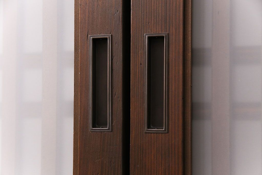 格子帯戸4枚をリペア&カスタム!それぞれの設置場所に合わせてリサイズ。引き手、戸車を取り付け。格子部にスリガラスを入れ込み。ライトブランで着色し仕上げ。(引き戸、建具)