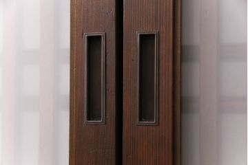 格子帯戸4枚をリペア&カスタム!それぞれの設置場所に合わせてリサイズ。引き手、戸車を取り付け。格子部にスリガラスを入れ込み。ライトブランで着色し仕上げ。(引き戸、建具)