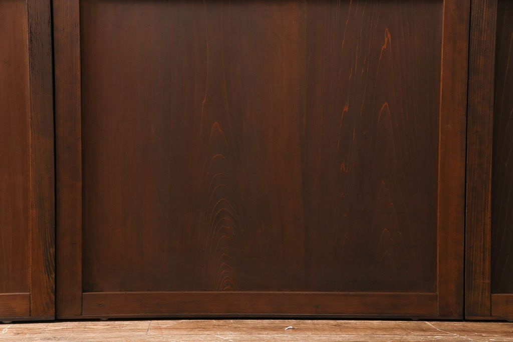 格子帯戸4枚をリペア&カスタム!それぞれの設置場所に合わせてリサイズ。引き手、戸車を取り付け。格子部にスリガラスを入れ込み。ライトブランで着色し仕上げ。(引き戸、建具)