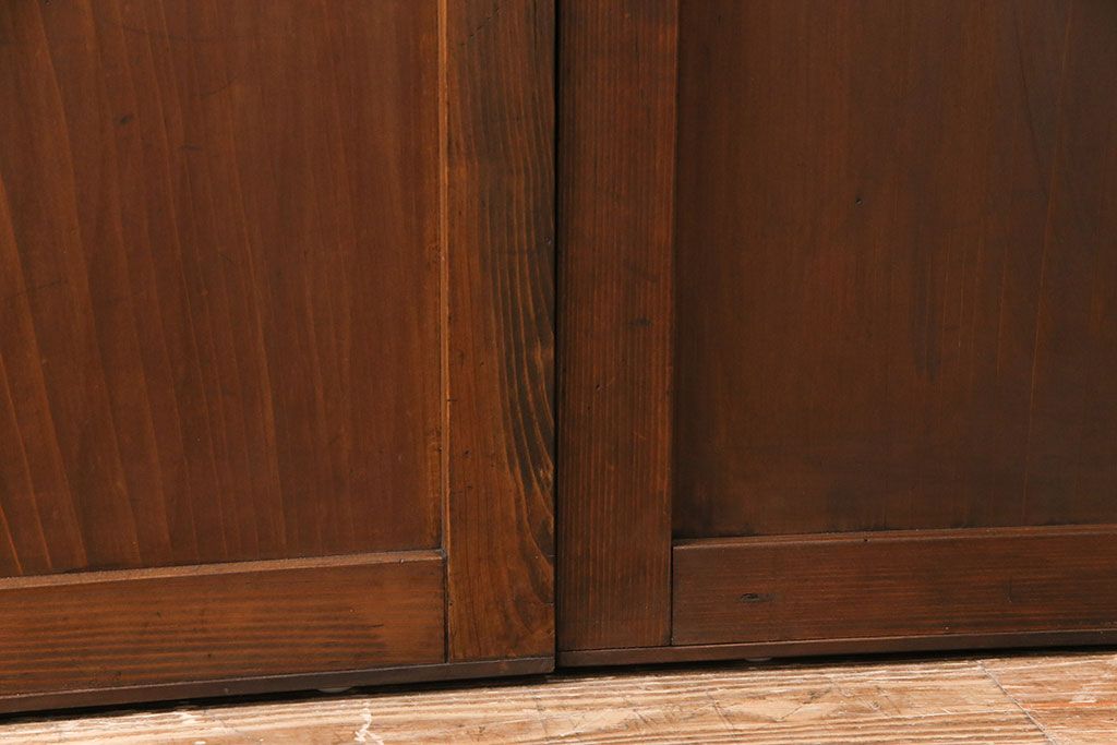 格子帯戸4枚をリペア&カスタム!それぞれの設置場所に合わせてリサイズ。引き手、戸車を取り付け。格子部にスリガラスを入れ込み。ライトブランで着色し仕上げ。(引き戸、建具)