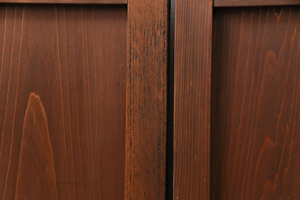 格子帯戸4枚をリペア&カスタム!それぞれの設置場所に合わせてリサイズ。引き手、戸車を取り付け。格子部にスリガラスを入れ込み。ライトブランで着色し仕上げ。(引き戸、建具)