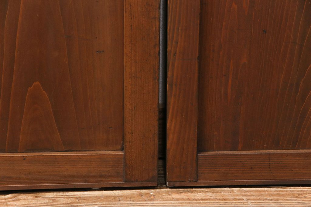 格子帯戸4枚をリペア&カスタム!それぞれの設置場所に合わせてリサイズ。引き手、戸車を取り付け。格子部にスリガラスを入れ込み。ライトブランで着色し仕上げ。(引き戸、建具)